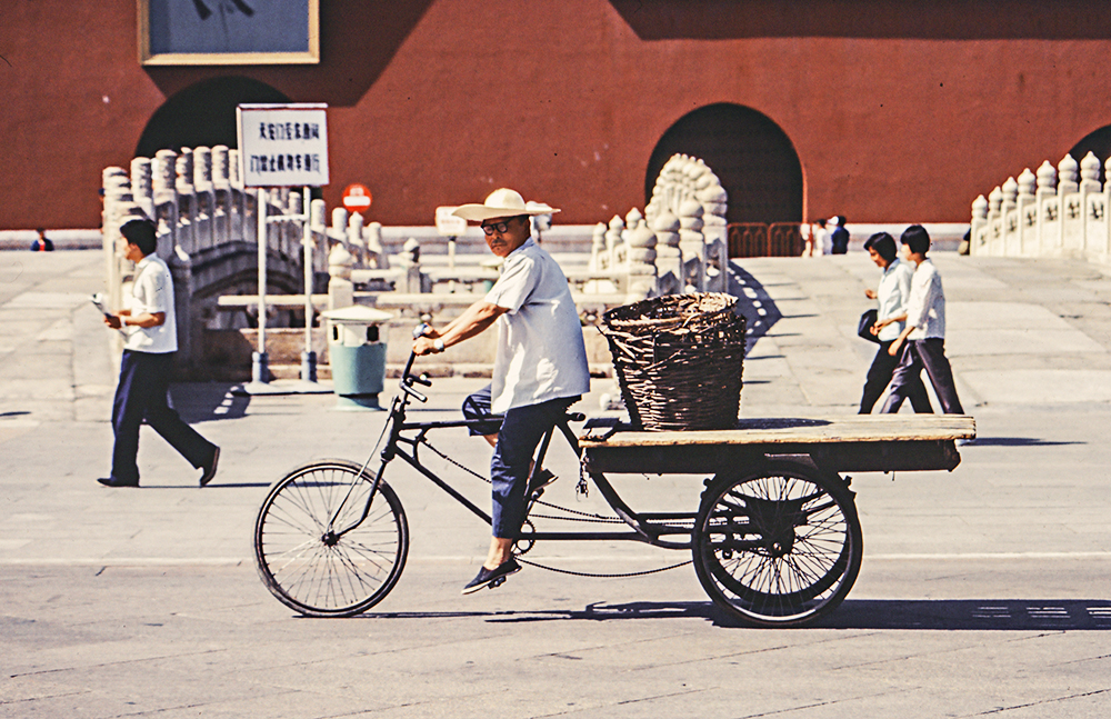 China_CyclistTienananmen1_1000_150dpi