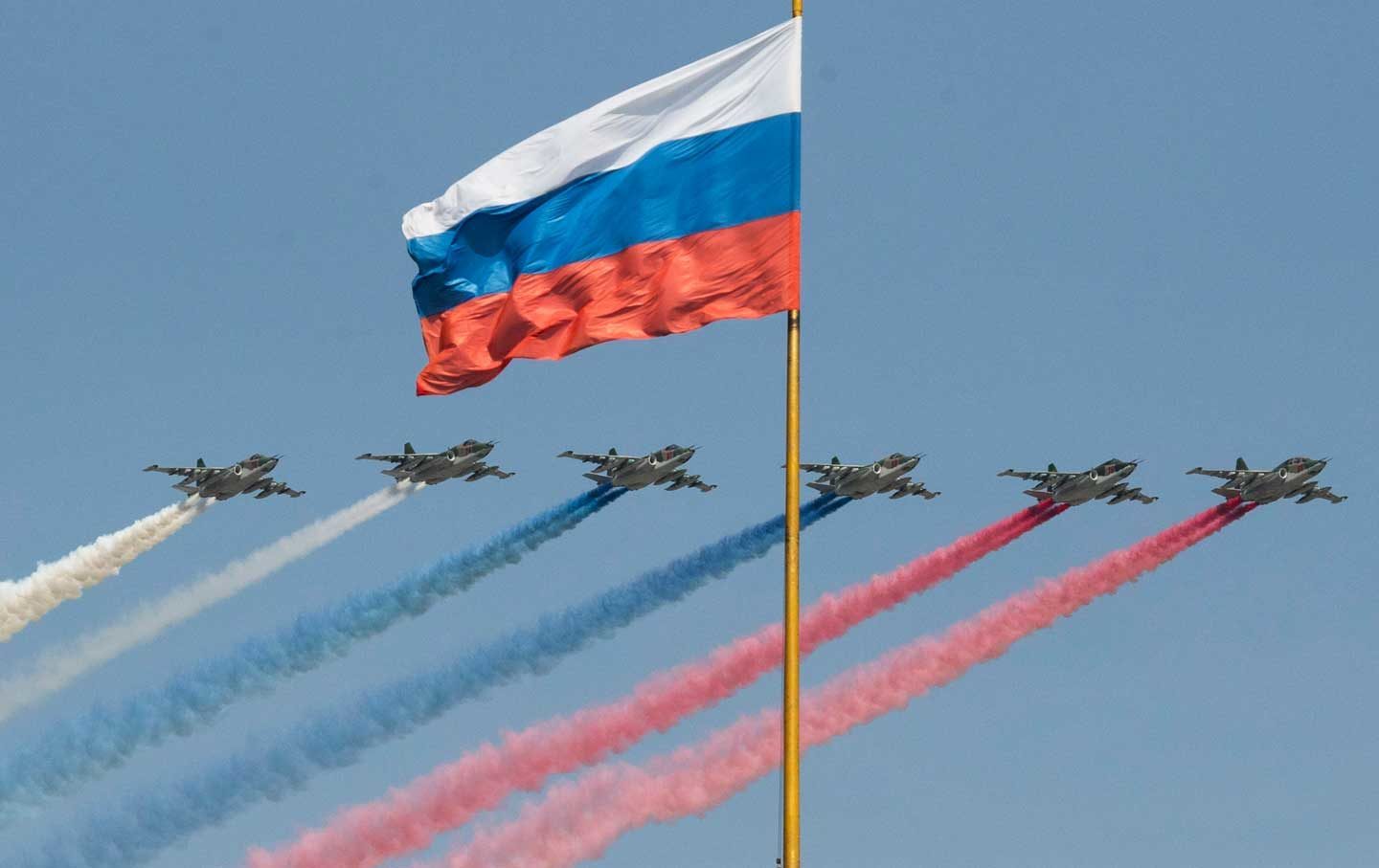 Russia_flag_Kremlin_ap_img