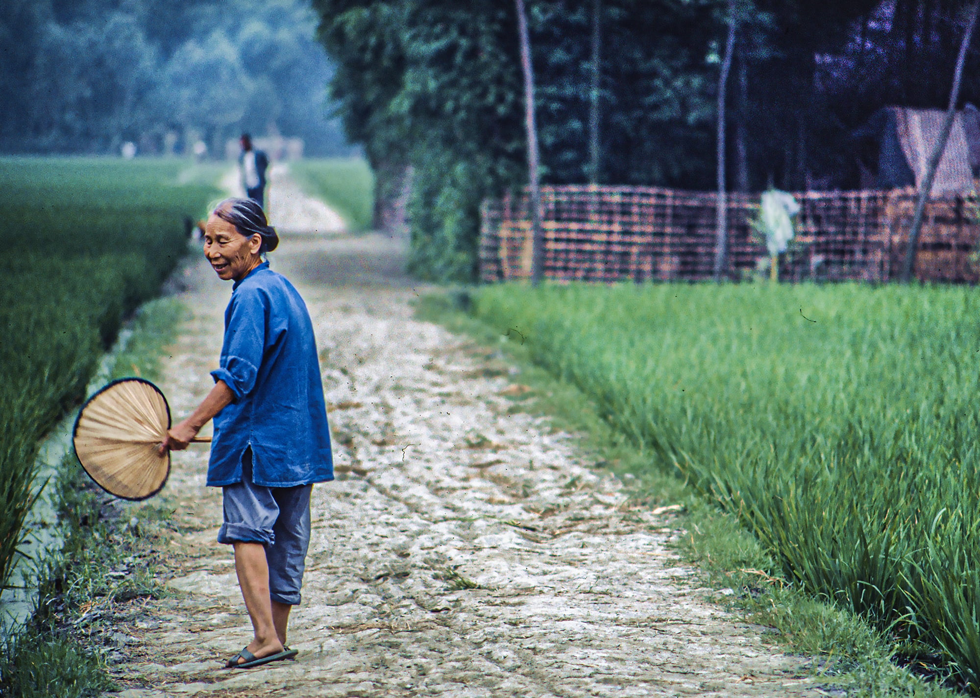 WomanOnRoad_90cm_2000_150dpi-kopia