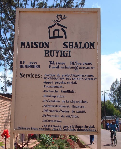 Entrance - Maison Shalom, Ruyigi, Burundi © 2006 Jan Oberg, TFF