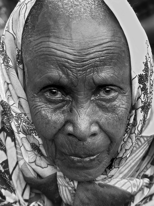 Muramvia lady - Portrait # 8. Muramvia - Burundi © 2007 Jan Oberg, TFF
