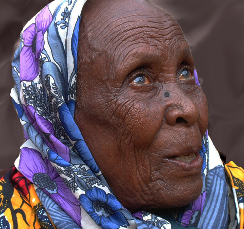 Muramvia lady - Portrait # 3 - Muramvia, Burundi © 2007 Jan Oberg, TFF