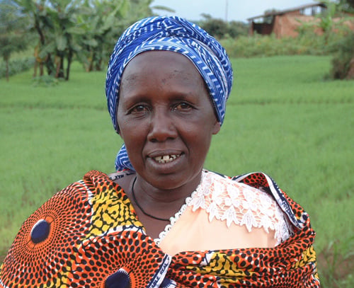 Madame Pascasie Ndikuriyo in her field - industrious, inventive and very kind! Muramvia - Burundi © 2007 Jan Oberg, TFF