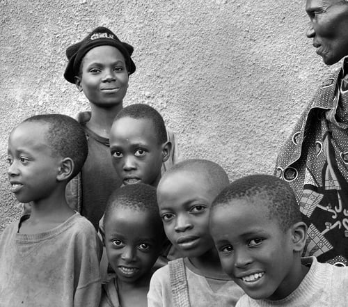 The visitor's eternal joy: Smiling, curious kids everywhere. Muramvia - Burundi © 2007 Jan Oberg, TFF
