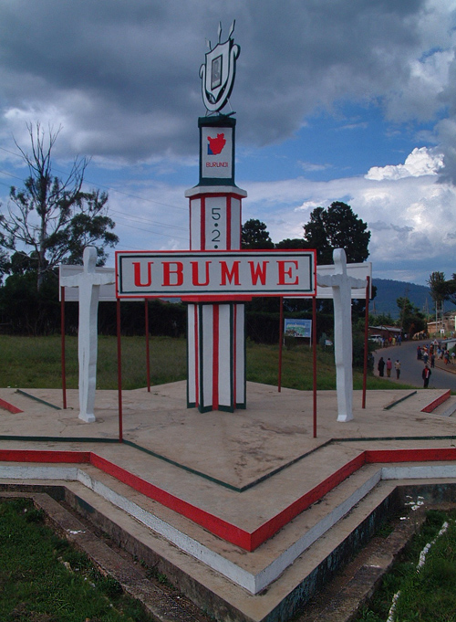 "Oneness" monument in Muramvia - Burundi © 2007 Jan Oberg, TFF