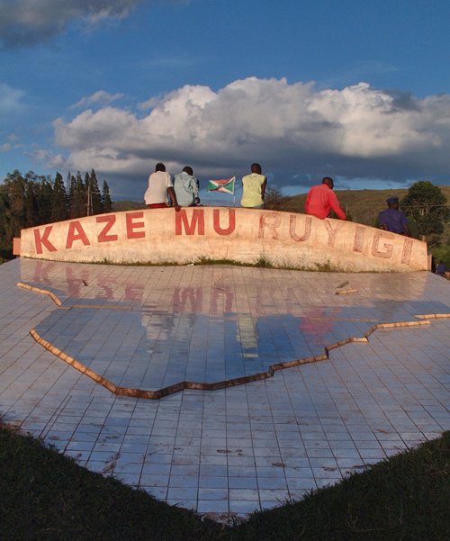 The sun sets - Ruyigi, Burundi © 2006 Jan Oberg, TFF