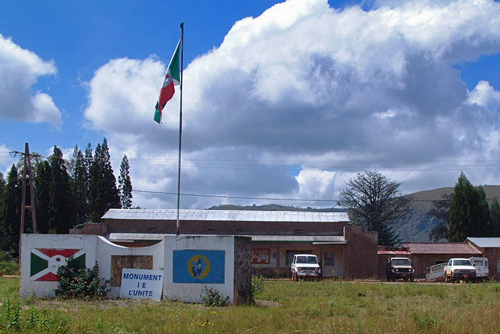 Unity Monument with the Governor's building behind, Ruyigi, Burundi © 2006 Jan Oberg, TFF