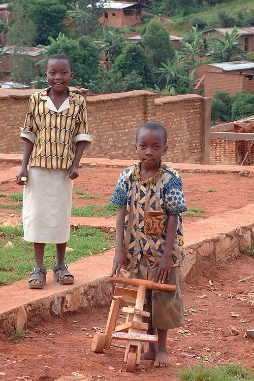 - and there the next generation gets a better start in life. Gitega, Burundi © 2006 Jan Oberg, TFF