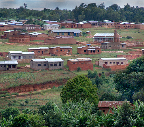 Many modern houses are being built at the outskirts of Gitega. Burundi © 2006 Jan Oberg, TFF