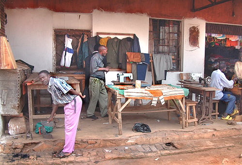 Taylor's shop in Gitega, Burundi © 2006 Jan Oberg, TFF