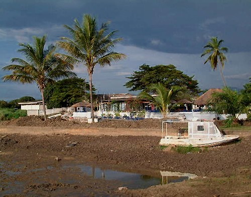 Along the Tanganyika Lake, Bujumbura, Burundi © 2003 Jan Oberg, TFF