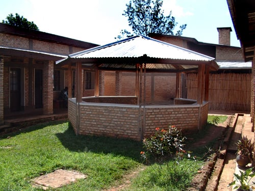Typical buildings, here administration and health with a place for relaxation in the middle, Maison Shalom, Ruyigi, Burundi © 2006 Jan Oberg, TFF